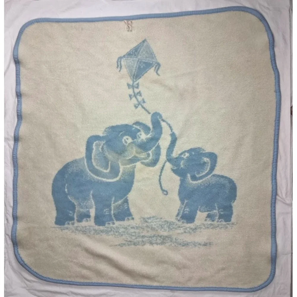 Flaw * San Marcos‎ Blue White Elephant Reversible Blanket Kite Acrylic 42x42
